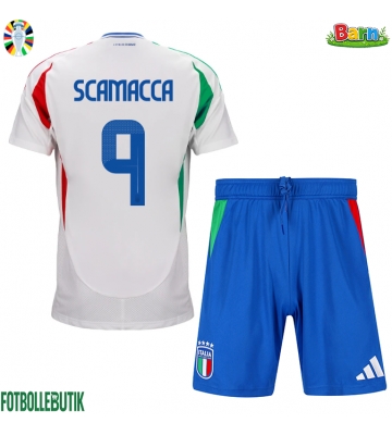 Italien Gianluca Scamacca #9 Bortaställ Barn EM 2024 Kortärmad (+ Korta byxor)